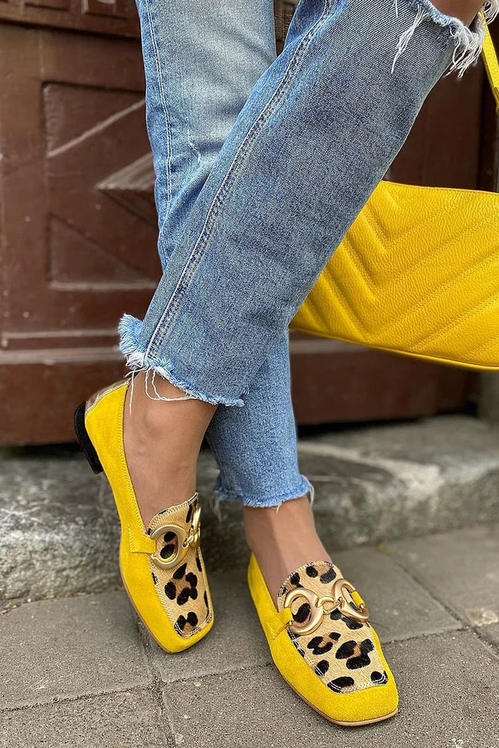 MOCASÍN AMARILLO CON DETALLE DE ESTAMPADO ANIMAL