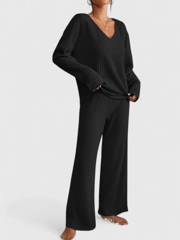 Conjunto Cómodo Angeline | Suéter con Cuello en V y Pantalones Acampanados de Canalé