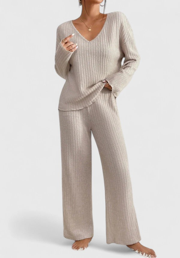 Conjunto Cómodo Angeline | Suéter con Cuello en V y Pantalones Acampanados de Canalé