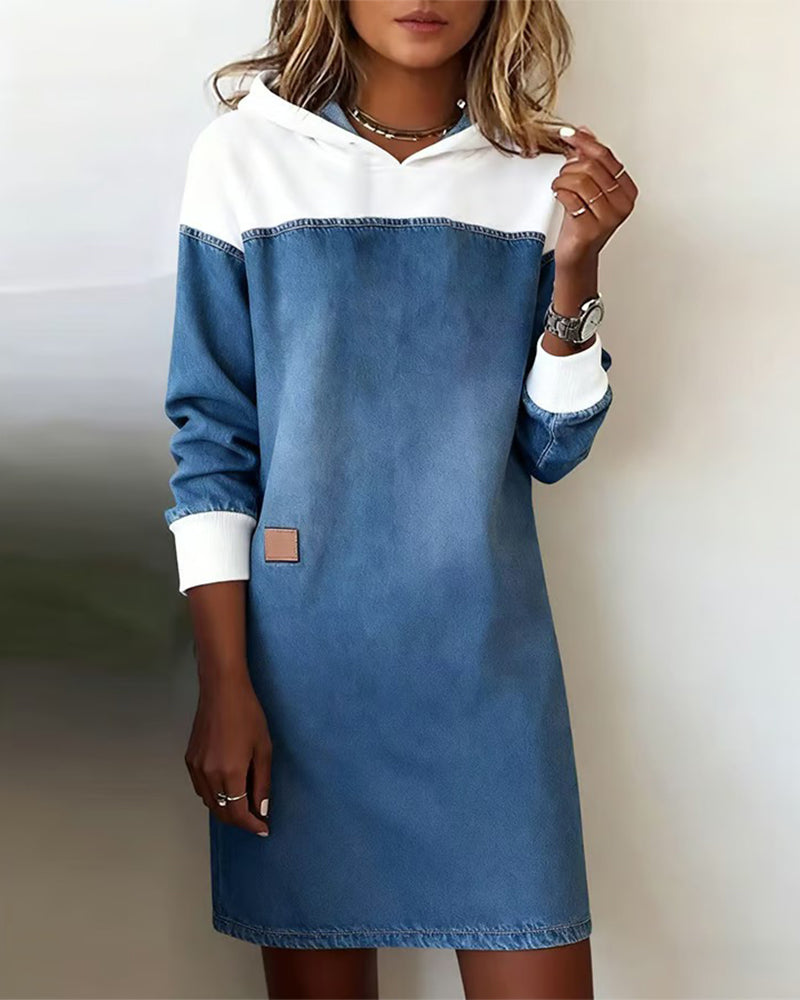 Vestido jeans patchwork com capuz e ombros caídos