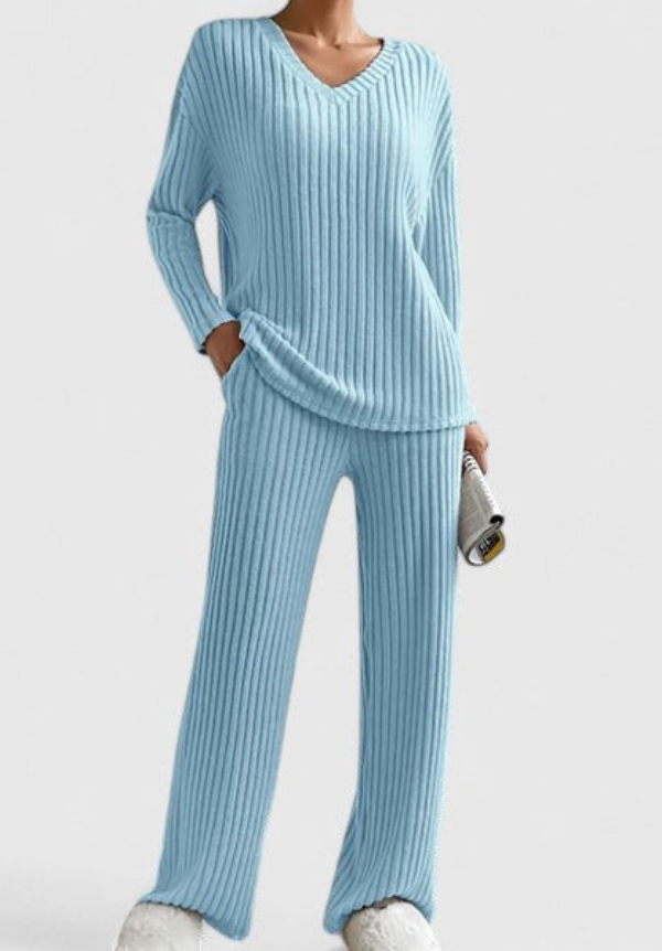 Conjunto Cómodo Angeline | Suéter con Cuello en V y Pantalones Acampanados de Canalé