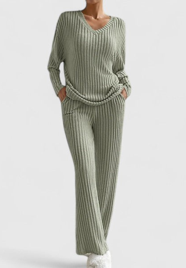 Conjunto Cómodo Angeline | Suéter con Cuello en V y Pantalones Acampanados de Canalé