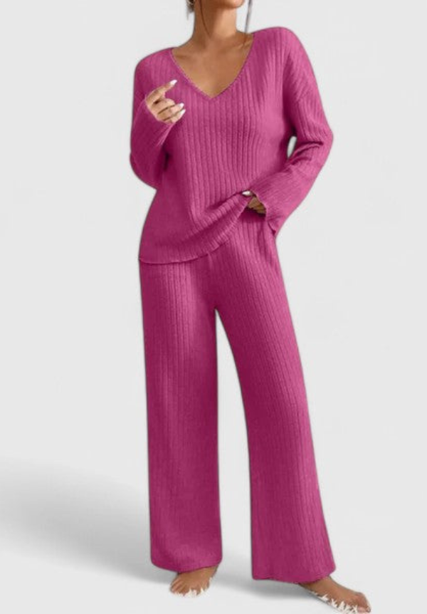 Conjunto Cómodo Angeline | Suéter con Cuello en V y Pantalones Acampanados de Canalé