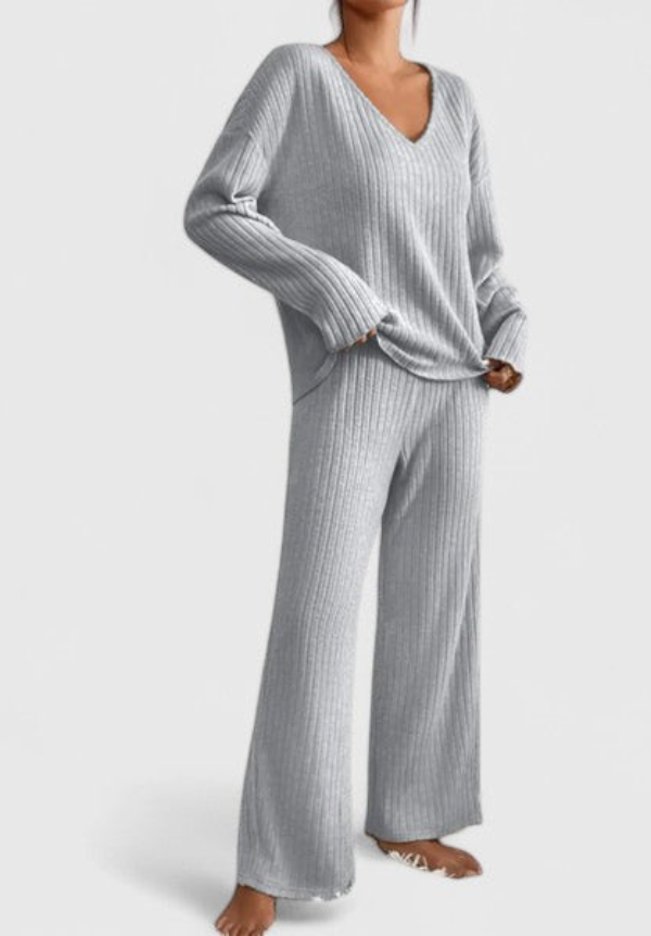 Conjunto Cómodo Angeline | Suéter con Cuello en V y Pantalones Acampanados de Canalé