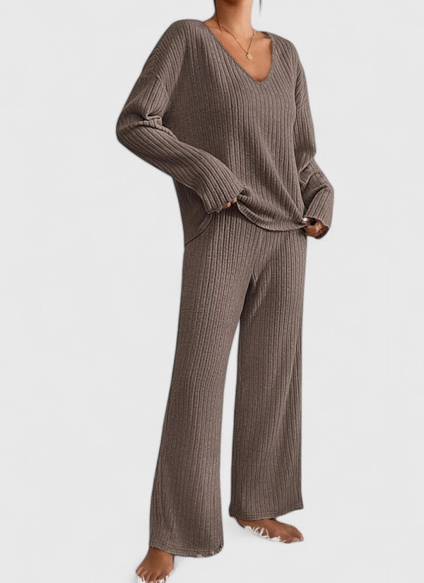 Conjunto Cómodo Angeline | Suéter con Cuello en V y Pantalones Acampanados de Canalé
